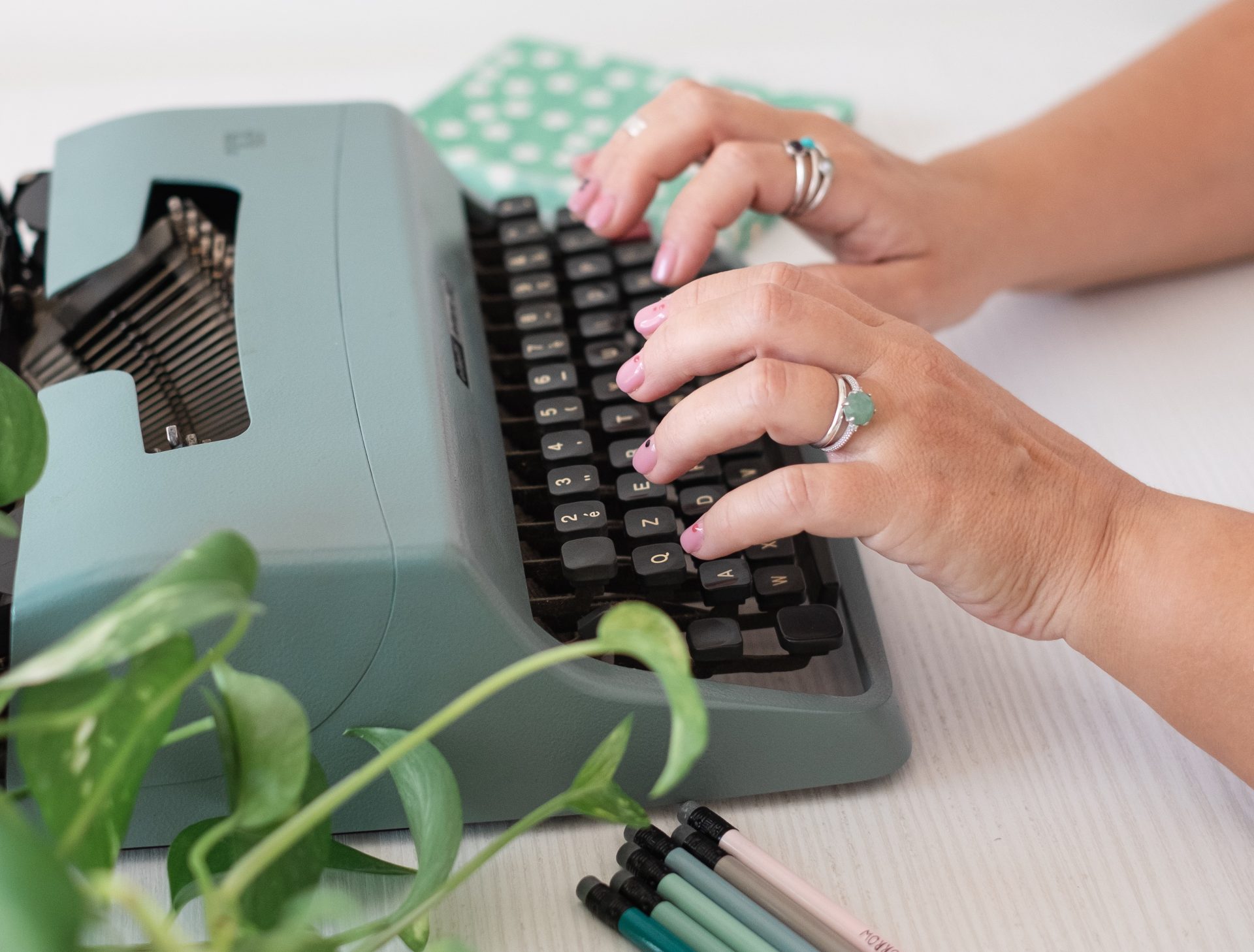 Maria Elena scrive su una macchina da scrivere Olivetti Lettera 32